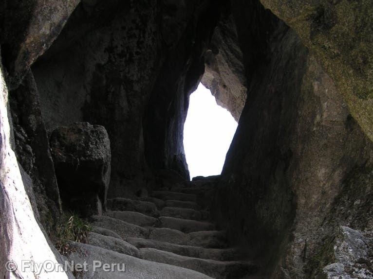Album photos: Tunnel creusé dans la roche sur le Chemin Inca