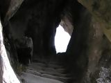 Tunnel creusé dans la roche sur le Chemin Inca